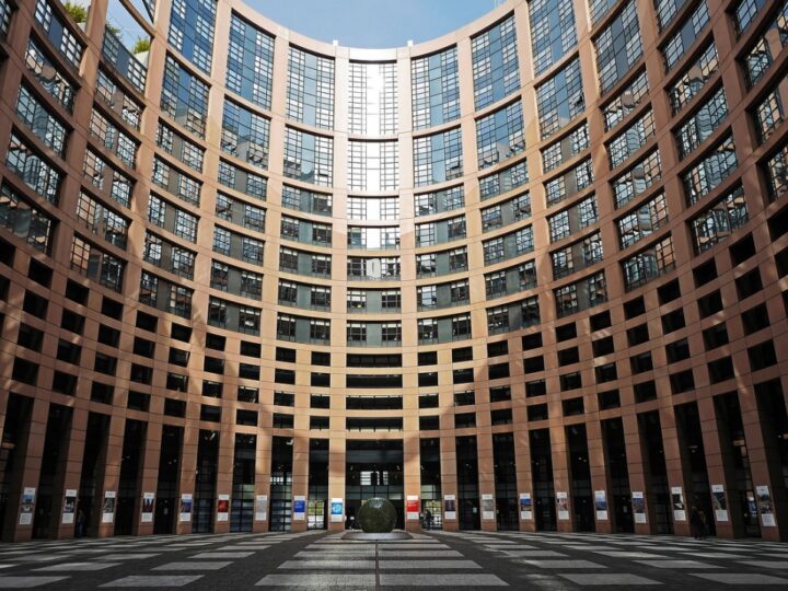 Plan Parlamentu Europejskiego na większy dostęp do gotówki w strefie euro – nowy projekt rozporządzenia