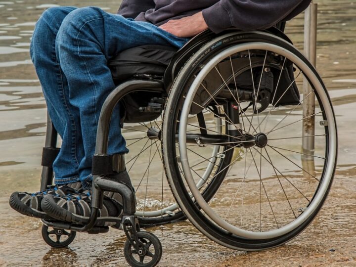 Program PFRON dla osób na wózkach inwalidzkich: Sfinansowanie zakupu samochodu do 300 000 zł z 4 progami wsparcia