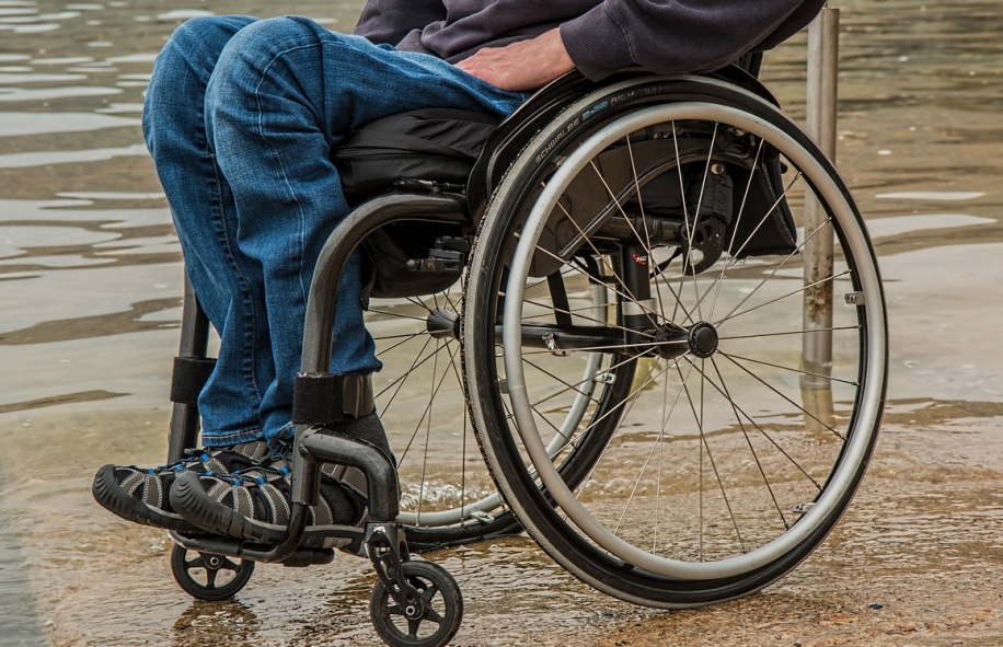 Program PFRON dla osób na wózkach inwalidzkich: Sfinansowanie zakupu samochodu do 300 000 zł z 4 progami wsparcia