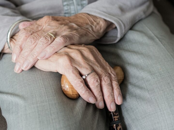 Objawy choroby Alzheimera: kluczowe sygnały, które mogą świadczyć o postępującym schorzeniu