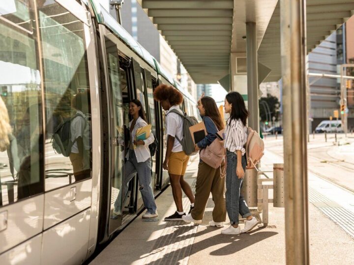 Kompleksowy przewodnik po komunikacji miejskiej w Barcelonie: metro, autobusy i bilety