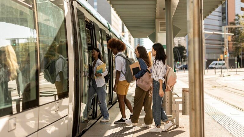Kompleksowy przewodnik po komunikacji miejskiej w Barcelonie: metro, autobusy i bilety