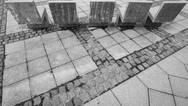Płyty betonowe i kostka brukowa – inspiracje dla Twojego ogrodu